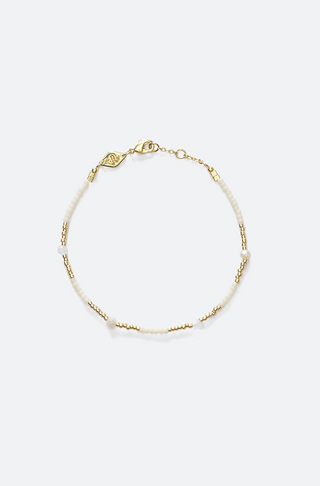 goldenes Armband mit weißen Glasperlen von Anni Lu