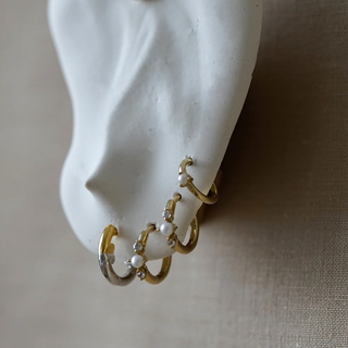Huggie Ohrring aus Perlen und weißem Saphire