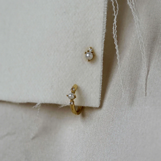 Huggie Ohrring aus Perlen und weißem Saphire