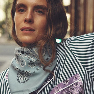 Blaues Seidentuch mit Bandanaprint von Call It By Your Name