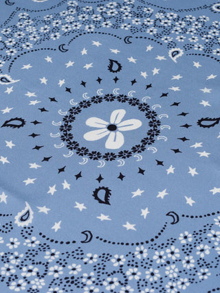 Blaues Seidentuch mit Bandanaprint von Call It By Your Name