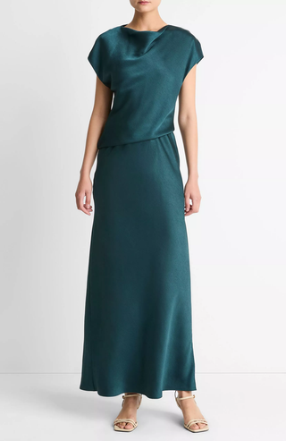Drapiertes Satinkleid mit Wasserfallausschnitt von Vince